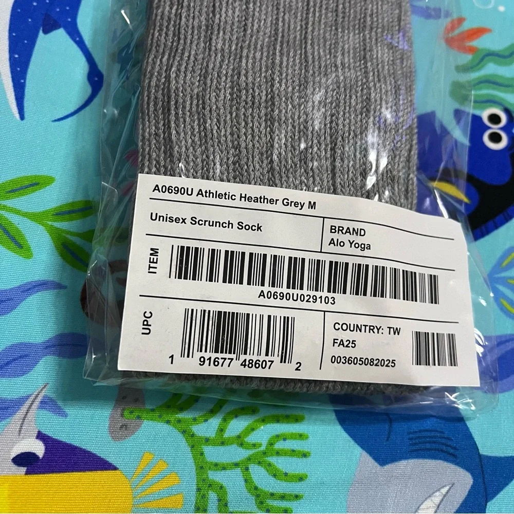 New Alo Yoga Unisex Scrunch Socks in Heather Grey